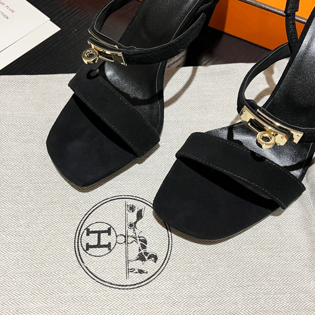 👟👟Ex-factory price 600👟👟 💋💋Continue the classics Hermes Classic H high-heeled sandals series————————Fashionable classic and versatile super comfortable It took half a year to disassemble the original version and develop it with craftsmanship and perfection in every detail Simple and smooth design to create a fashionable, classic and soft look 🥰🥰 Material: Original custom-made sheep suede, sheepskin lining for feet, Italian genuine leather outsole ▪️Heel height: 9cm ▪️SIZE: 34-42 (34.41 42 customized, non-returnable and non-exchangeable)